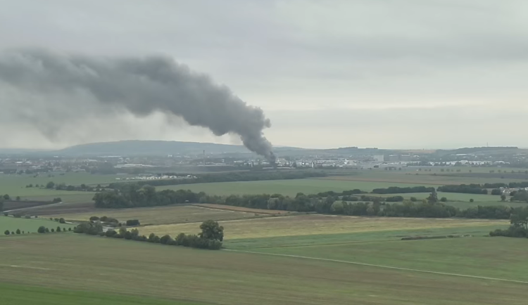 V Prostějově hoří spalovna, plameny zachvátily vzduchotechniku. Dva zaměstnanci jsou zranění