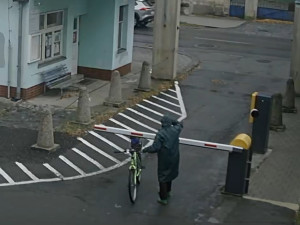 Žena na kole nalomila závoru v přerovské nemocnici, hledá ji policie