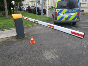 Žena na kole nalomila závoru v přerovské nemocnici, hledá ji policie