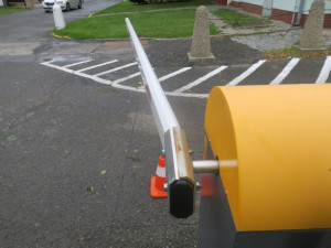 Žena na kole nalomila závoru v přerovské nemocnici, hledá ji policie