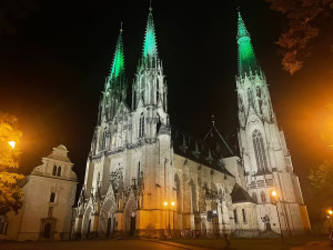 Speciální nasvícení pro dominantu Olomouce. Chrám svatého Václava má nový noční háv