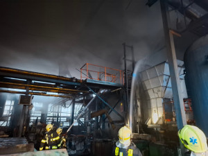 V Prostějově hoří vzduchotechnika ve spalovně. Dva zaměstnanci jsou zranění