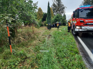 Mladík ve Velkých Losinách převrátil auto na střechu. Měl v sobě marihuanu