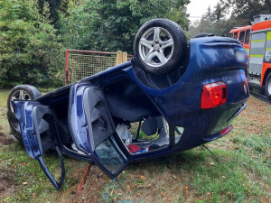 Mladík ve Velkých Losinách převrátil auto na střechu. Měl v sobě marihuanu