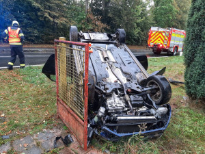 Mladík ve Velkých Losinách převrátil auto na střechu. Měl v sobě marihuanu