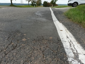 Tady jde o život. Silnice do Vícova je v katastrofálním stavu, opravy se odkládají roky