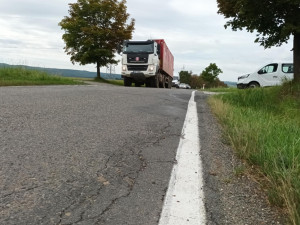 Tady jde o život. Silnice do Vícova je v katastrofálním stavu, opravy se odkládají roky