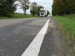 Tady jde o život. Silnice do Vícova je v katastrofálním stavu, opravy se odkládají roky