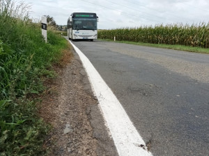 Tady jde o život. Silnice do Vícova je v katastrofálním stavu, opravy se odkládají roky