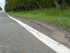 Tady jde o život. Silnice do Vícova je v katastrofálním stavu, opravy se odkládají roky