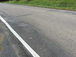 Tady jde o život. Silnice do Vícova je v katastrofálním stavu, opravy se odkládají roky