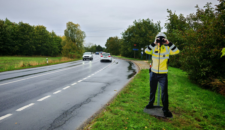 Maketa policisty u zastávky na okraji obce Břuchotín na Olomoucku