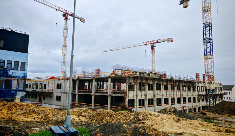 V areálu FN Olomouc postupuje stavba nového superpavilonu