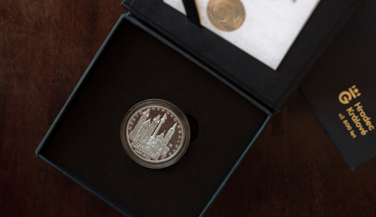 Hradec Králové bude mít osmistovku i na pamětních medailích, prodej začne brzy