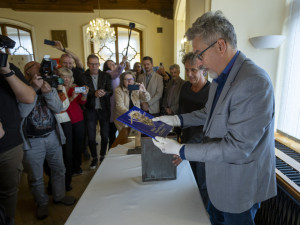 Ohlédnutí o čtvrt století zpět. Historická chlouba Olomouce vydala časovou schránku