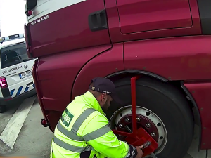 VIDEO: Na pokutách dlužili cizinci skoro milion. Botička firmu donutila zaplatit