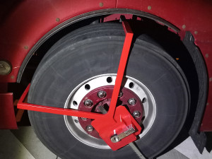 VIDEO: Na pokutách dlužili cizinci skoro milion. Botička firmu donutila zaplatit