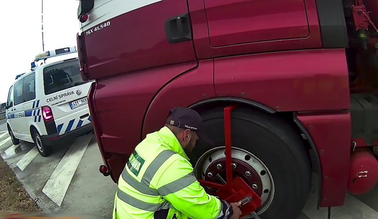 Celní správa odstavila kamion firmy, která měla velký nedoplatek za pokuty