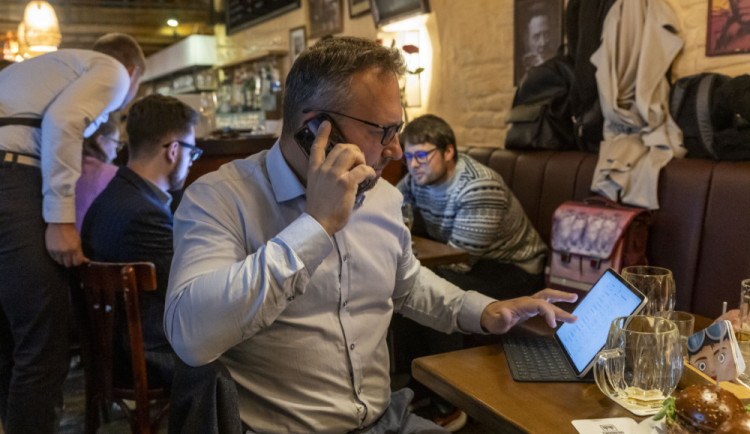 VOLBY 2025: Po sečtení většiny okrsků v Olomouckém kraji drtivě vede ANO