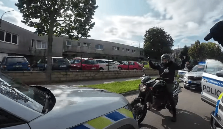Motorkář se zákazem řízení ujížděl policii, v Brně skončil v zátarasu