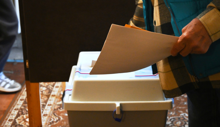 První volební den v Brně: šarvátka ve volební místnosti a bouračka před budovou