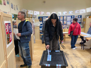 Vysoká účast i problémy s eDoklady. V Olomouci proudí k urnám zástupy voličů