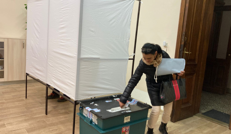 Začíná druhý volební den. V Libereckém kraji někde přišla i polovina voličů