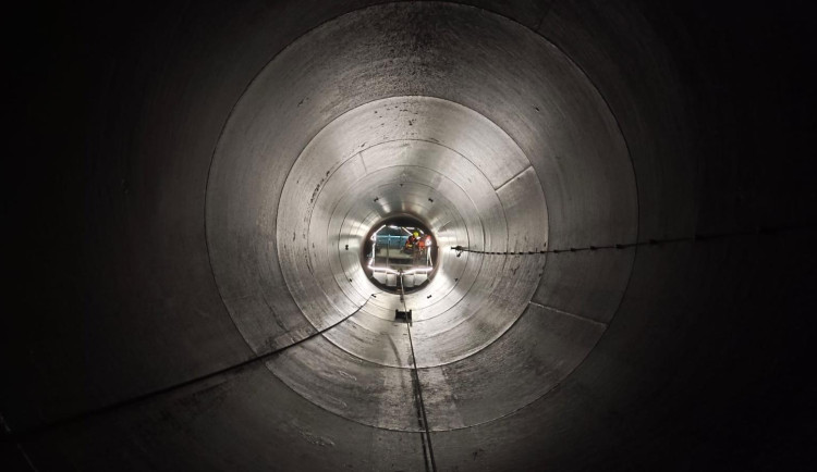 Tma, vlhko, hloubka. Záchrana dělníků z tubusu Dlouhých strání trvala několik hodin