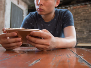 Každá druhá mobilní hra obsahuje hazardní prvky a cílí především na děti