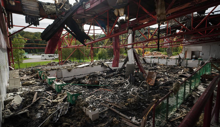 Ohořelé torzo půjde k zemi, Krumlov zahájí demolici starého bazénu