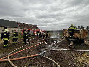 Lidé i zvířata v ohrožení. Hasiči bojovali s požárem v kravíně na Jesenicku