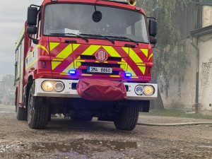 Lidé i zvířata v ohrožení. Hasiči bojovali s požárem v kravíně na Jesenicku