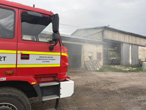Lidé i zvířata v ohrožení. Hasiči bojovali s požárem v kravíně na Jesenicku