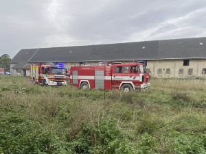 Lidé i zvířata v ohrožení. Hasiči bojovali s požárem v kravíně na Jesenicku