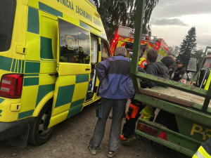 Lidé i zvířata v ohrožení. Hasiči bojovali s požárem v kravíně na Jesenicku