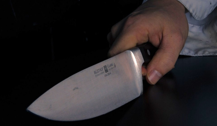 Ve vazbě už je nebezpečný pachatel. Při pokusu o krádež auta pobodal jeho majitele