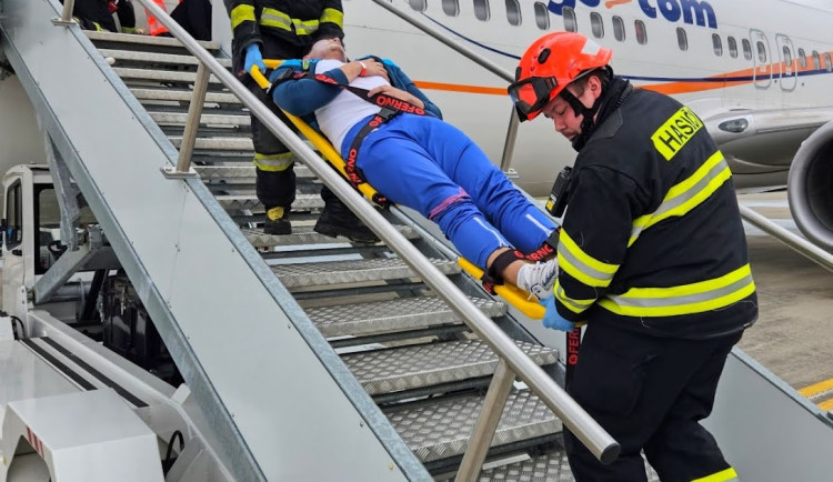 V Brně nouzově přistálo letadlo s desítkami zraněných. Šlo o cvičení