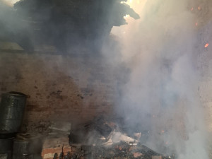 Při požáru stodoly v Dolanech se ošklivě popálil majitel. Hasiči zachraňovali také koně