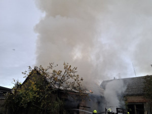 Při požáru stodoly v Dolanech se ošklivě popálil majitel. Hasiči zachraňovali také koně