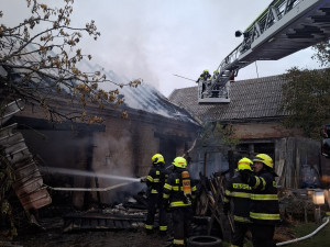 Při požáru stodoly v Dolanech se ošklivě popálil majitel. Hasiči zachraňovali také koně