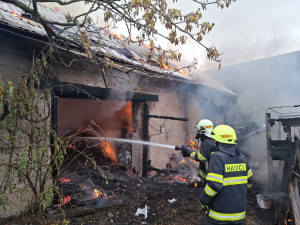 Při požáru stodoly v Dolanech se ošklivě popálil majitel. Hasiči zachraňovali také koně