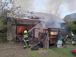 Při požáru stodoly v Dolanech se ošklivě popálil majitel. Hasiči zachraňovali také koně