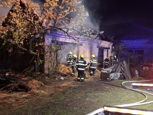 Při požáru stodoly v Dolanech se ošklivě popálil majitel. Hasiči zachraňovali také koně