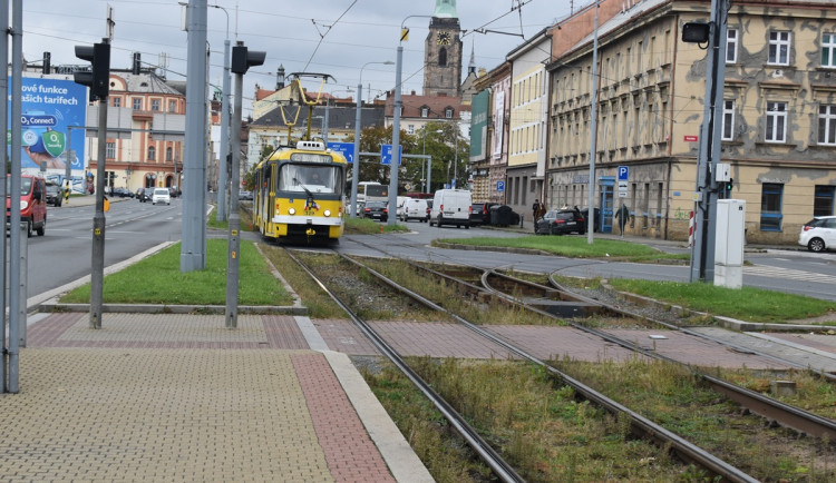 Tramvajová trať na Skvrňany projde rekonstrukcí, řidiče čekají už od pondělí uzavírky
