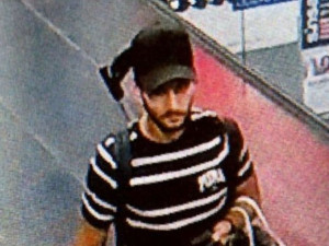 Zloděj ukradl v Olomouci parfémy za 14 tisíc. Policie pátrá po muži, kterého zachytily kamery