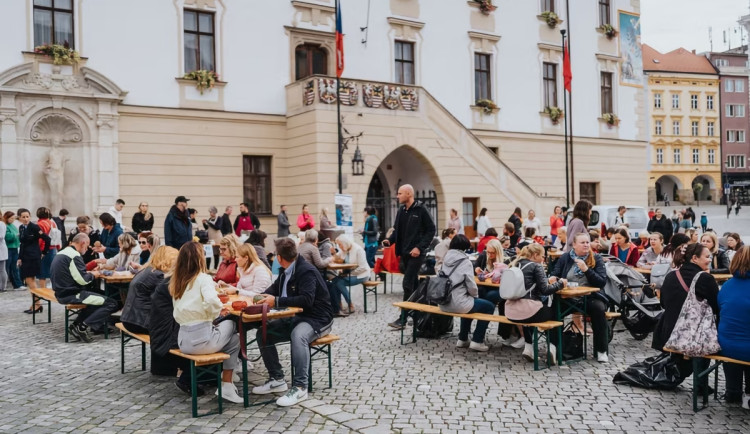 Charitativní akce Den lidí bez domova na Horním náměstí v Olomouci