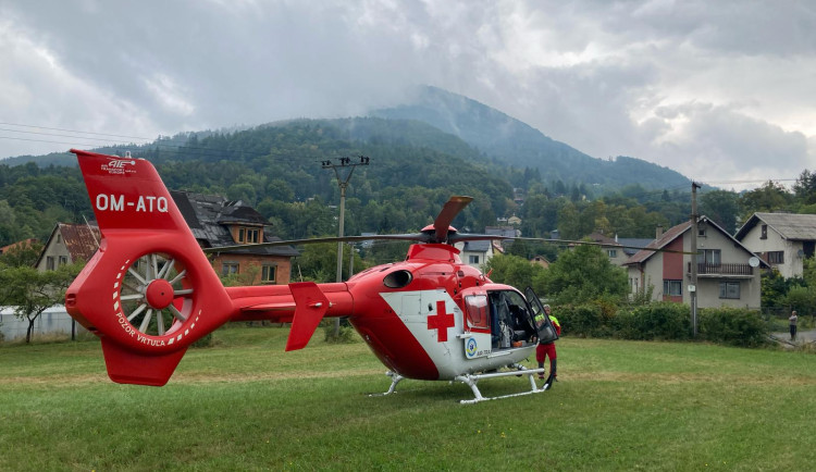 Po pádu z elektrokoloběžky skončil muž s krvácející hlavou v umělém spánku