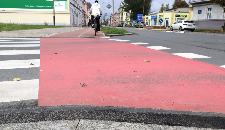 V Přerově jezdí cyklisté jako v Holandsku. Město zajistilo snížené obrubníky