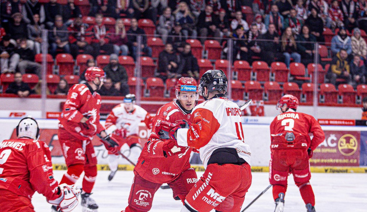 Kurovského hattrick poslal Oceláře do čela extraligové tabulky