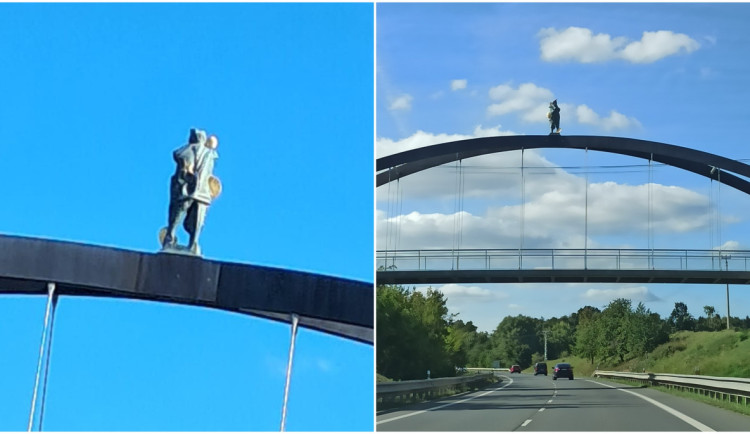 Kontroverzní socha musí pryč z lávky nad rušnou silnicí, děsí řidiče